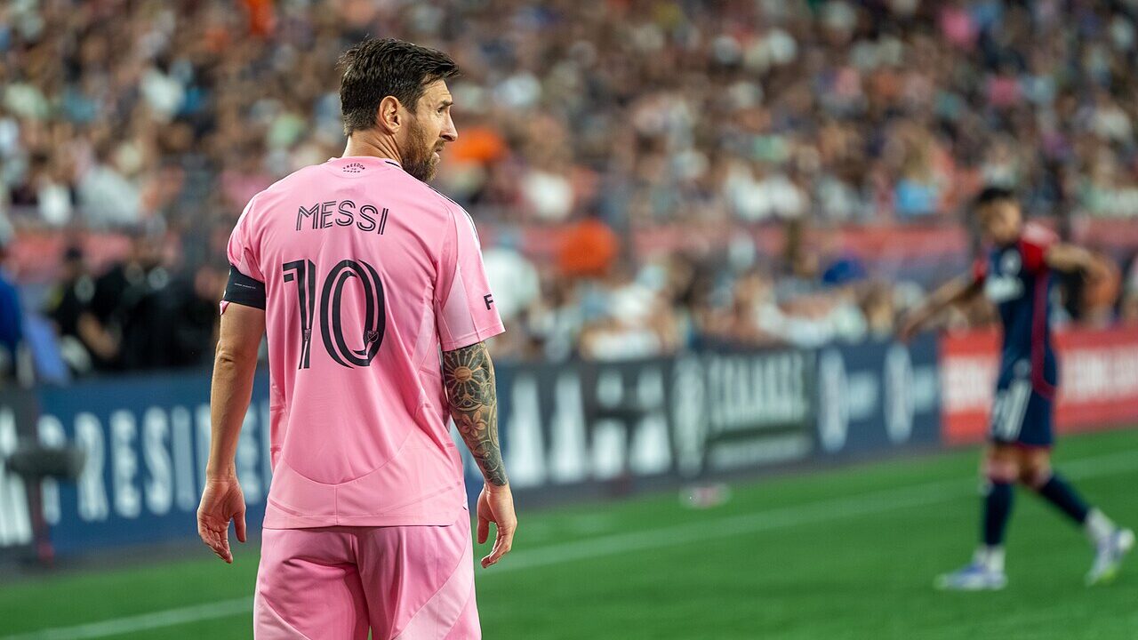 Lionel Messi in action for Inter Miami in the pink number 10 shirt
